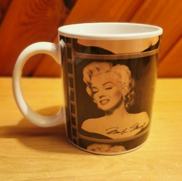 Marilyn Monroe Mug - Picture 7 of 7